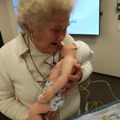 Doamna Ioana are 73 de ani, 5 copii, 10 nepoți și vine voluntar la spital ca să aibă grijă de bebeluși